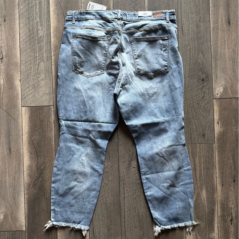 Judy Blue Plus Size Mid Rise Monroe Distressed Boyfriend Mom Jeans - Picture 4 of 8